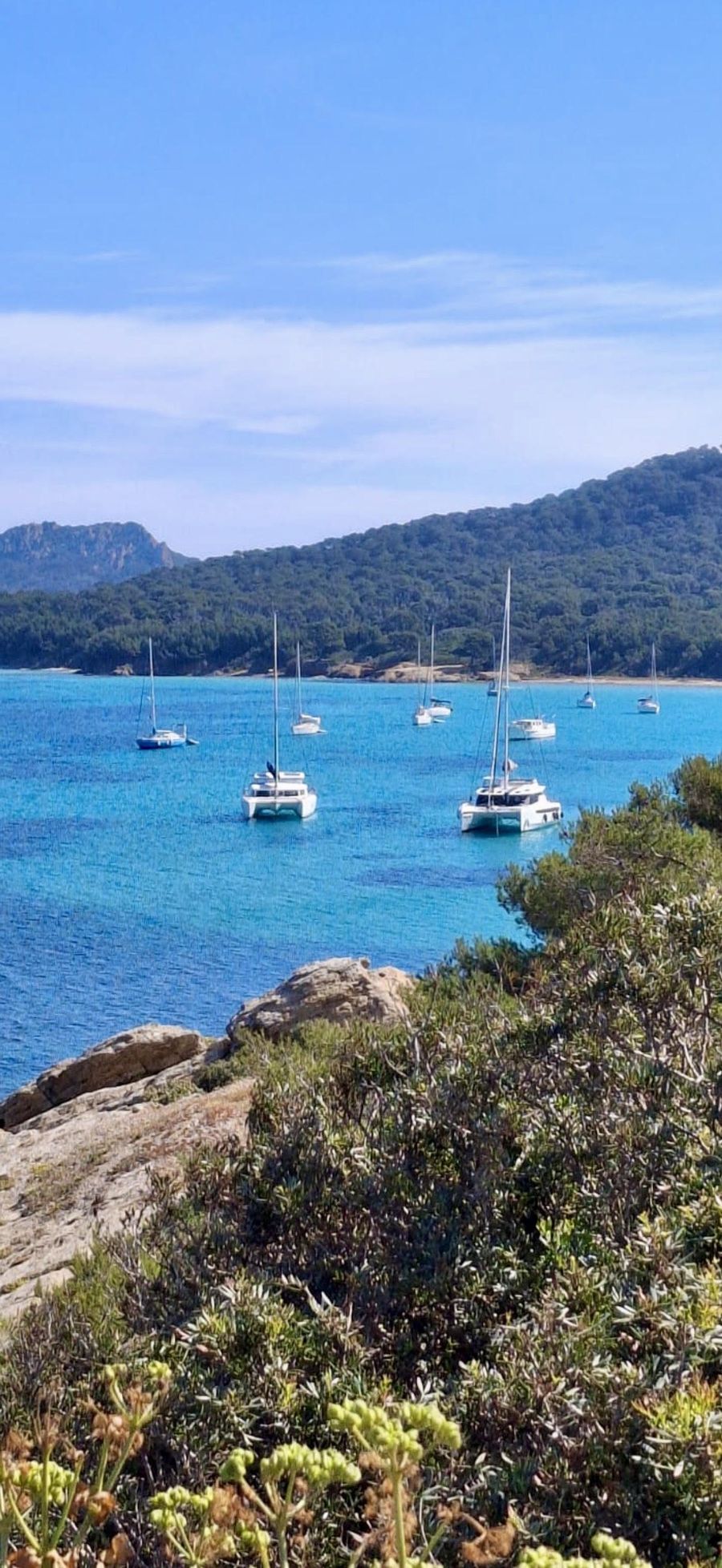Baie turquoise et voiliers au mouillage près de la presqu'île de Giens