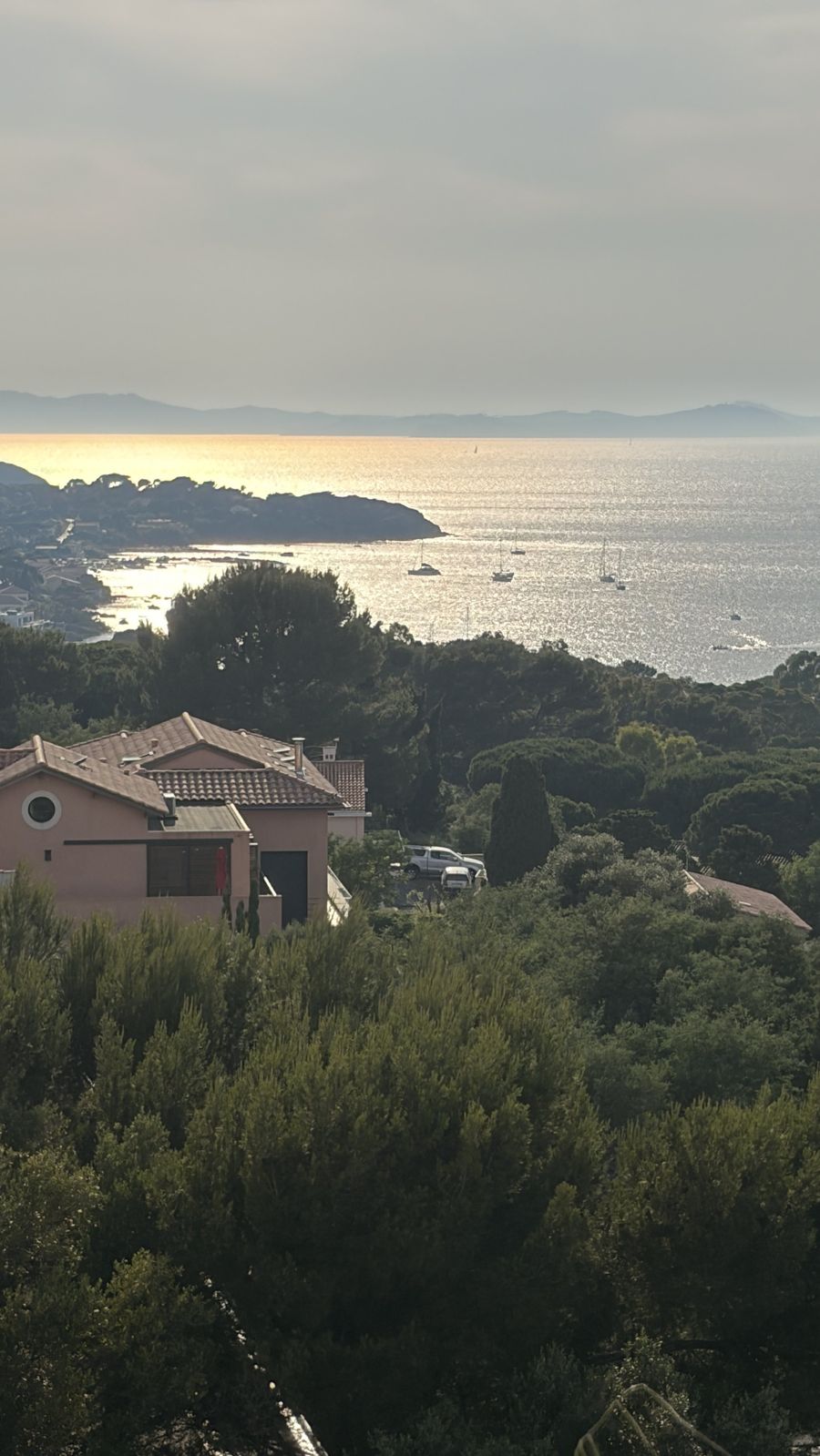 Vue sur la côte hyéroise et les îles d'Or au coucher du soleil