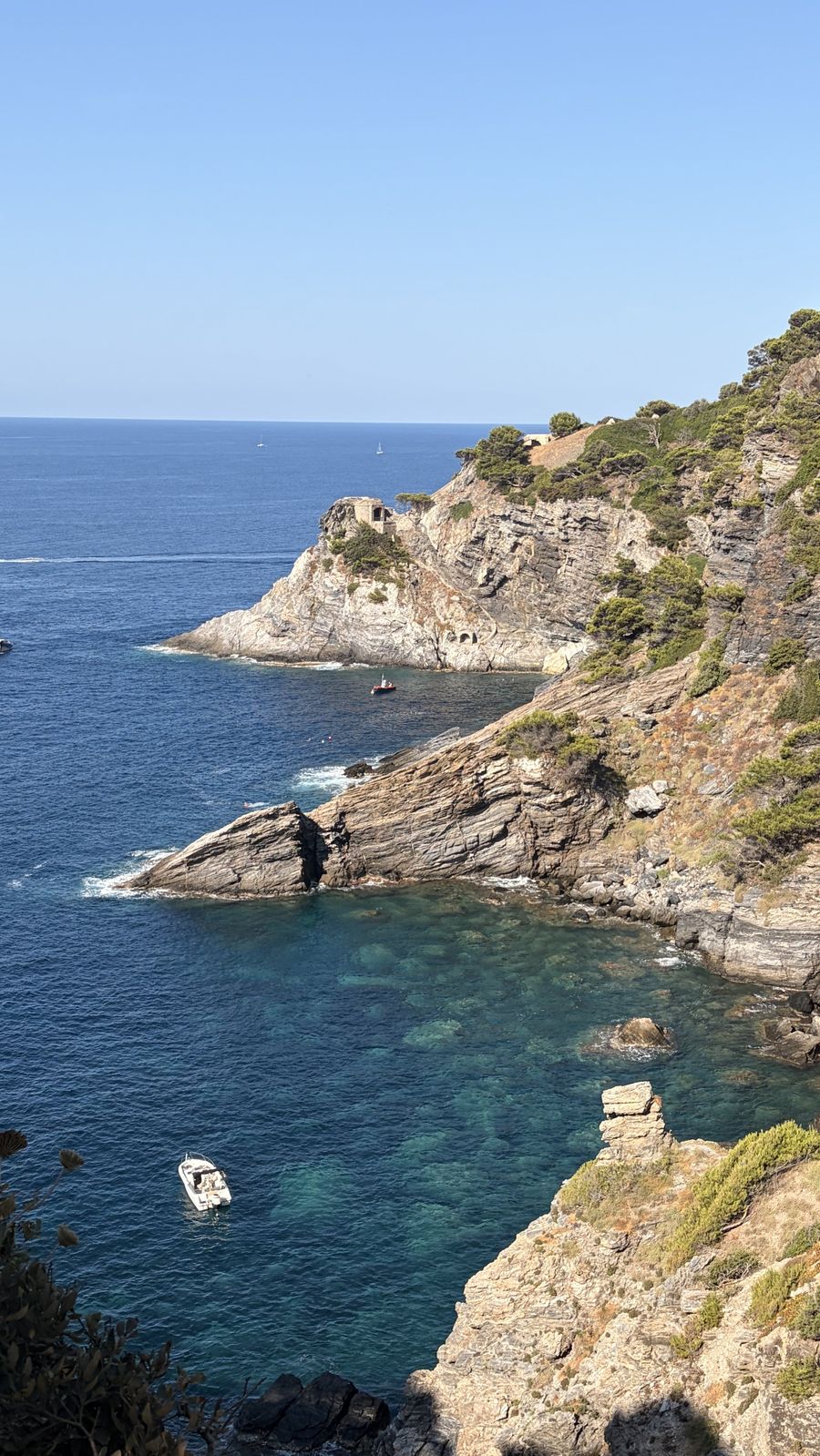 Crique aux eaux turquoise sur le sentier du littoral, presqu'île de Giens