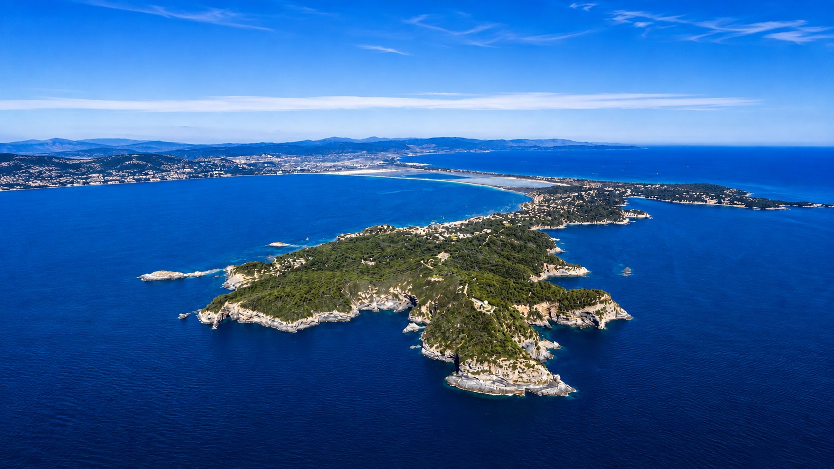 Vue aérienne de la presqu'île de Giens et de son double tombolo, Hyères