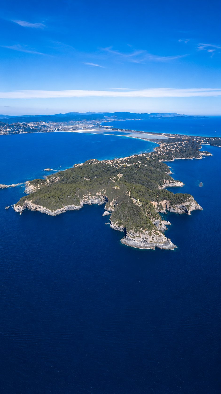 Vue aérienne de la presqu'île de Giens entre ses deux cordons de sable