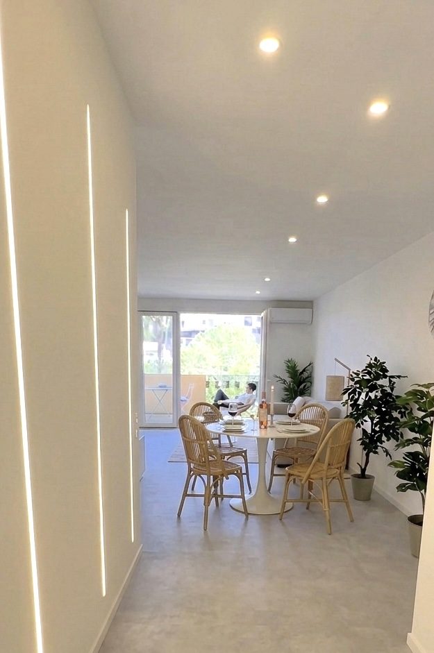 Salon lumineux et baigné de lumière de l'appartement Le Bleu de Giens à Hyères