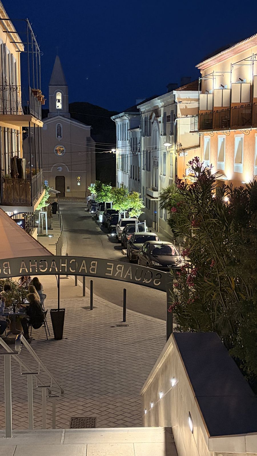 Le village de Giens illuminé en soirée